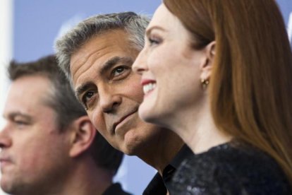 George Clooney posa entre Matt Damon y Julianne Moore, en la Mostra de Venecia.