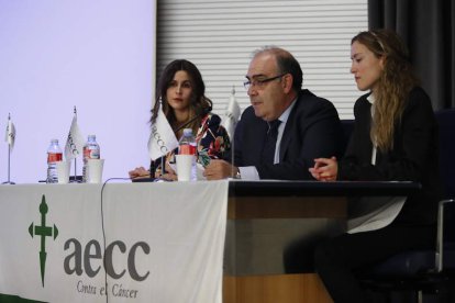 Carolina Méndez y Diana Isabel Sánchez Paniagua, ayer, durante la charla de la Aecc. JESÚS F. SALVADORES