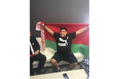 Maradona, con una bandera bielorrusa