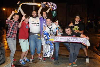 Varios aficionados del Madrid celebran en León el título copero conseguido por su equipo.