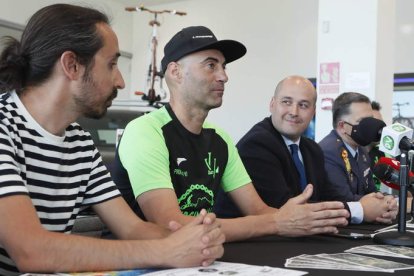 El concejal de Deportes de Valverde de la Virgen, Víctor Álvarez, presidió la presentación. RAMIRO