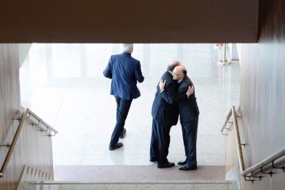 Herrera abraza a Ramiro Ruiz Medrano. NACHO GALLEGO