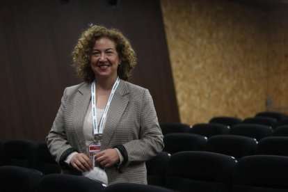 Ana Cabrerizo, en el patio de butacas del Teatro Gullón de Astorga. FERNANDO OTERO