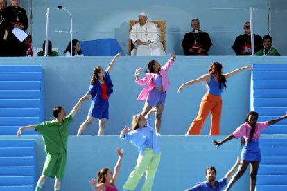 El Papa observa la coreografía de bienvenida en el parque Eduardo VII. ANDRE KOSTERS / POOL