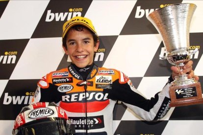 Marc Márquez, con 15 años, en el podio (3º) del GP de Bra Bretaña de 125cc.