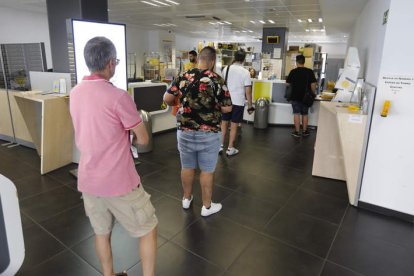 Colas en la sede central de Correos en León. J. NOTARIO