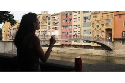 na joven, fumando en Girona el pasado mes de julio.