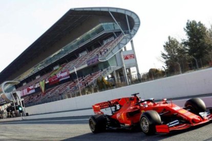 El monegasco Charles Leclerc sale del pit lane de Montmeló, hoy, en su último ensayo.