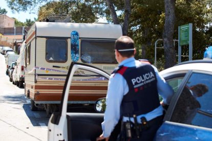 Mossos d’Esquadra custodian la caravana en la que vivía el asesino en serie de ‘sin techo’. ALEJANDRIO GARCÍA