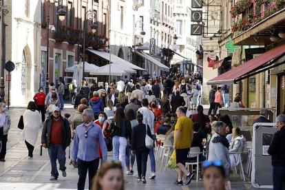 El buen tiempo anima a ocupar las calles en León. MARCIANO