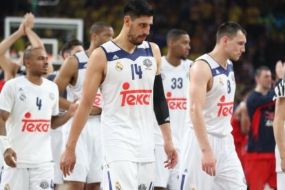 Los jugadores blancos se retiran cabizbajos en Estambul.