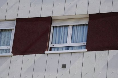 La mujer se precipitó con su hija de siete años en los brazos desde el quinto piso de un edificio situado en la avenida de Los Telares de Avilés. PACO PAREDES