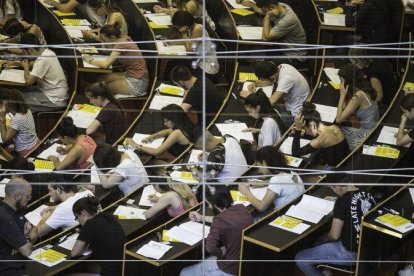 Unos estudiantes se examinan de la selectividad en el campus de Ciutadella de la Universitat Pompeu Fabra (UPF), en Barcelona.