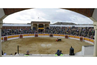 El público, que llenó el aforo permitido por la situación sanitaria, respetó en todo momento la distancia de seguridad. ACACIO DÍAZ