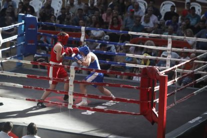 Uno de los combates de boxeo que se celebraron ayer en la plaza de Toros. J. NOTARIO