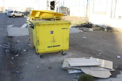 La basura y la suciedad se suceden en las calles del polígono industrial. MARCIANO PÉREZ