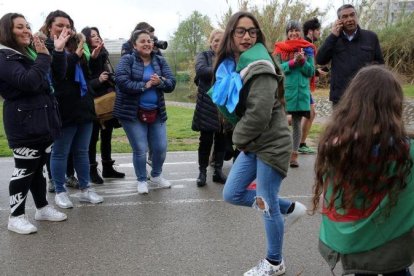 Un grupo de gitanos celebran su día internacional en la orilla del río Besòs.