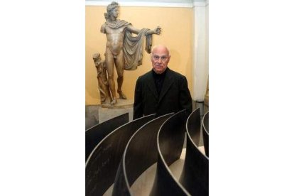 El artista norteamericano Richard Serra.