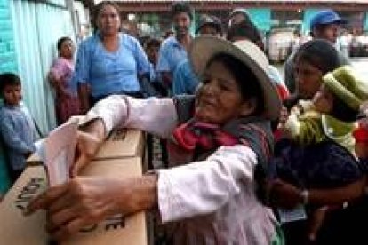 Una mujer boliviana vota en una escuela pública cerca de La Paz