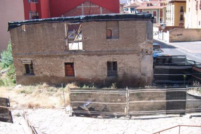 Imagen de la casa que se iba a rehabilitar para pisos de lujo y que hoy está abandonada.