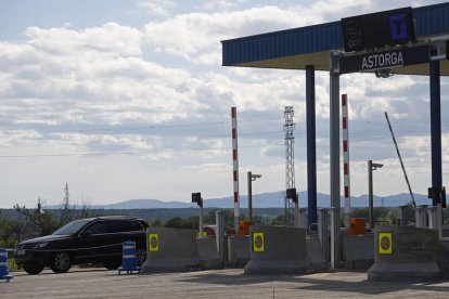 Una arista de las líneas de peaje de la León-Astorga. FERNANDO OTERO