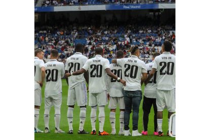 Los jugadores del Madrid con camisetas de Vinicius en apoyo a su compañero por los actos racistas. K. HUESCA