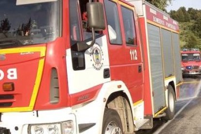 Los Bomberos de Ponferrada sofocaron las llamas y ventilaron el edificio. DL