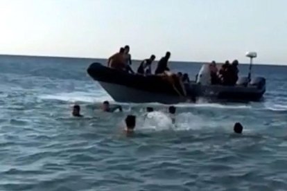 Los traficantes usan narcolanchas en el Estrecho para transportar inmigrantes.