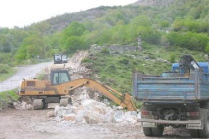 El uso de maquinaria obliga a cortar el tráfico rodado en tres tramos horarios