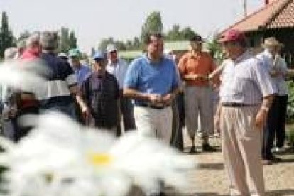 Amilivia, en el centro de la imagen, recorrió los huertos junto a Covadonga Soto y los usuarios