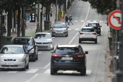 Vehículos en la Avenida de la Puebla. ANA F. BARREDO