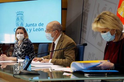 La consejera de Familia, Isabel Blanco, el vicepresidente, Francisco Igea, y la consejera de Sanidad, Verónica Casado, ayer en rueda de prensa. R. GARCÍA