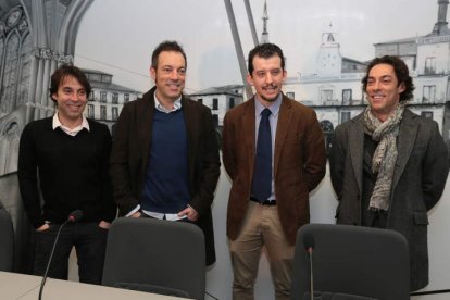 Raúl, Manuel, el concejal de Cultura, Juan Pablo García Valadés, y Óscar Quijano, en la presentación de su doble concierto.