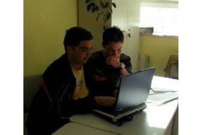 José Luis y Cristian, durante una de las clases del taller de prensa