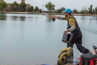 Santos Becerro en un momento de la competición en el Nacional de Salmónidos Mosca Lago. JOSEP MARTÍNEZ ORTIZ