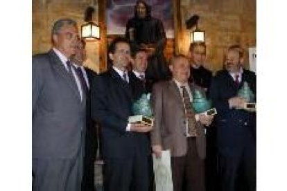 El presidente de la Cámara de Astorga y el alcalde de Otero con el premio