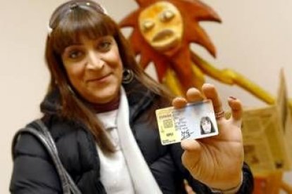 Jana Quintanilla muestra orgullosa el Documentos Nacional de Identidad  que le reconoce su reasignac