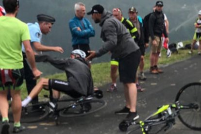 Froome, en el suelo tras ser derribado por un gendarme francés. /