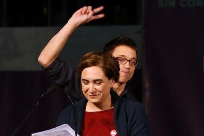 La alcaldesa de Barcelona, Ada Colau, y el líder de Más Madrid, Íñigo Errejón, en un mitin de Podemos en las elecciones generales del 2015