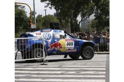 El francés De Villiers, con su Volkswagen por las calles de Buenos Aires