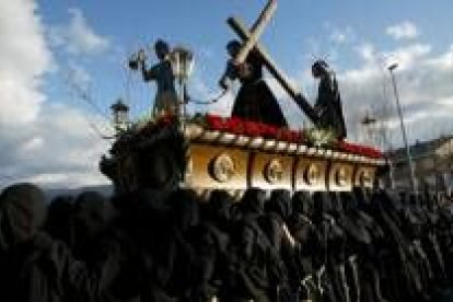 La Hermandad de Jesús Nazareno, durante la procesión del Entierro, en Ponferrada