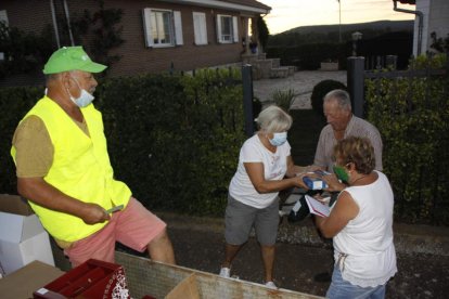 Momento del reparto de los lotes a la primera vecina. CAMPOS