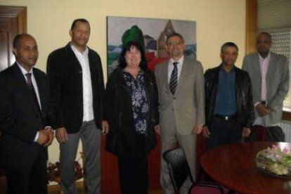 La alcaldesa de Villablino junto con el candidato a la presidencia de Cabo Verde y su equipo.