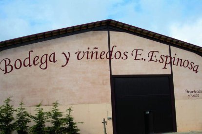 Eugenio Espinosa desarrolla su actividad en una bodega en el casco urbano de Grajal de Campos, que también espunto de venta.