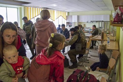 Imagen de un grupo de refugiados a su llegada a la localidad ucraniana de Chuhuiv. FIRMA SERGEY KOZLOV