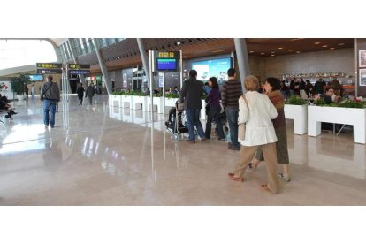 Pasajeros en la terminal del aeropuerto de León, que durante este mes cuenta con más actividad gracias a nuevas rutas.