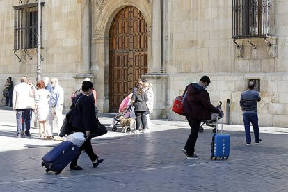 Turistas enfilan la Calle Ancha de León. RAMIRO