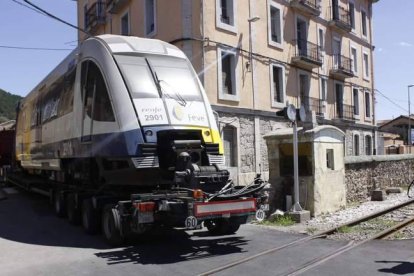 Momento del traslado de uno de los vagones por las calles de Cistierna.