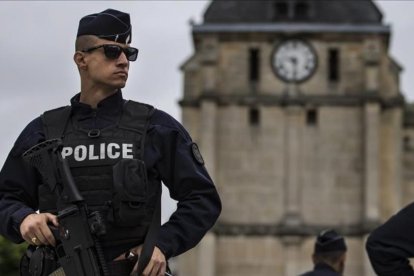 Un policía vigila los alrededores de la iglesia de Saint-Etienne-du-Rouvray (Normandía), un día después del atentado yihadista que se atribuyó el Estado Islámico, el 27 de julio.