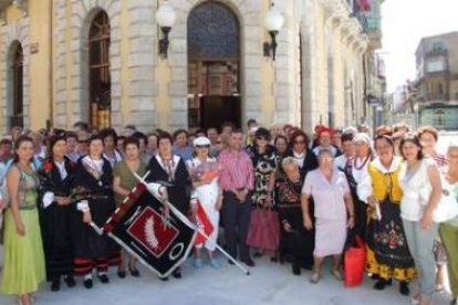 Foto de familia de los participantes en el encuentro con representantes municipales.